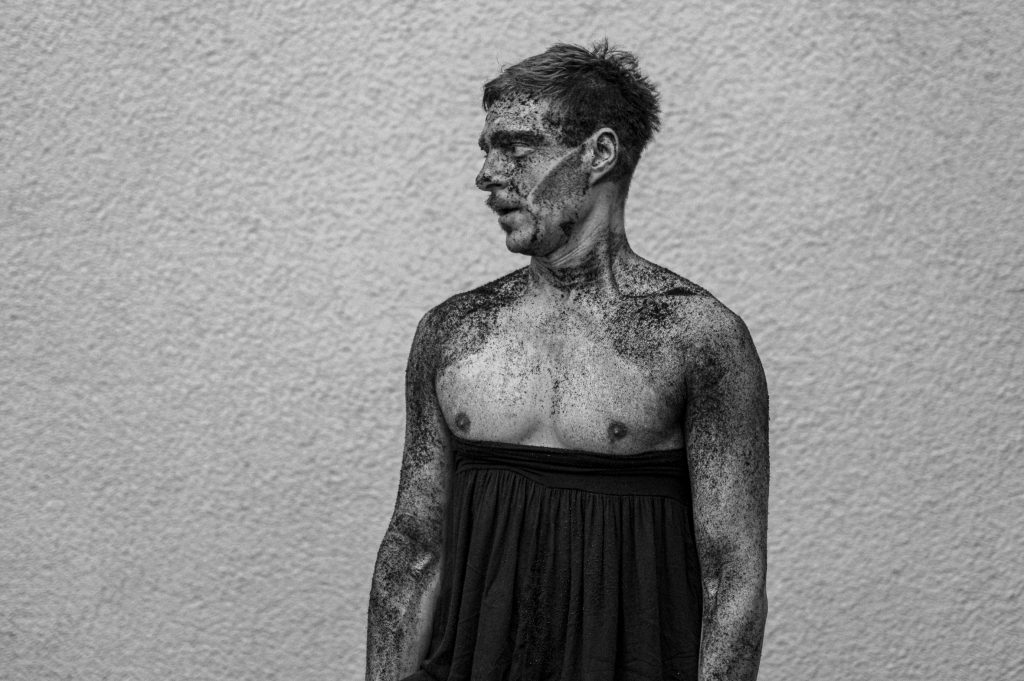 Polski performans w&nbsp;Paryżu: antyportret zbiorowy